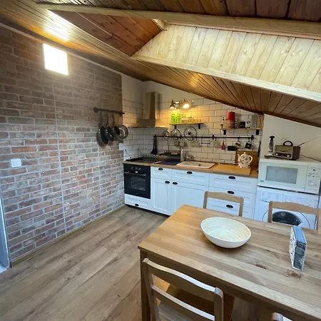 Varady's Large With Private Parking