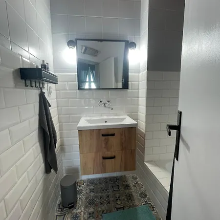 Varady's Large With Private Parking *