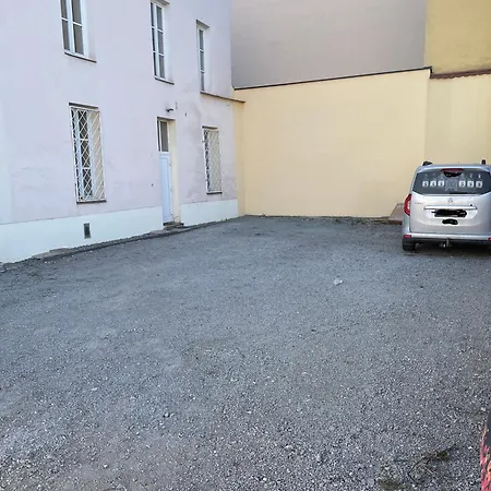 Apartmán Varady's Large With Private Parking