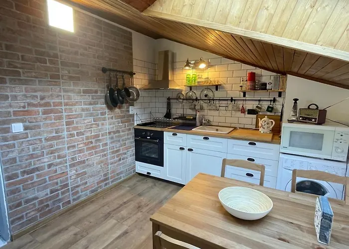 Varady's Large With Private Parking