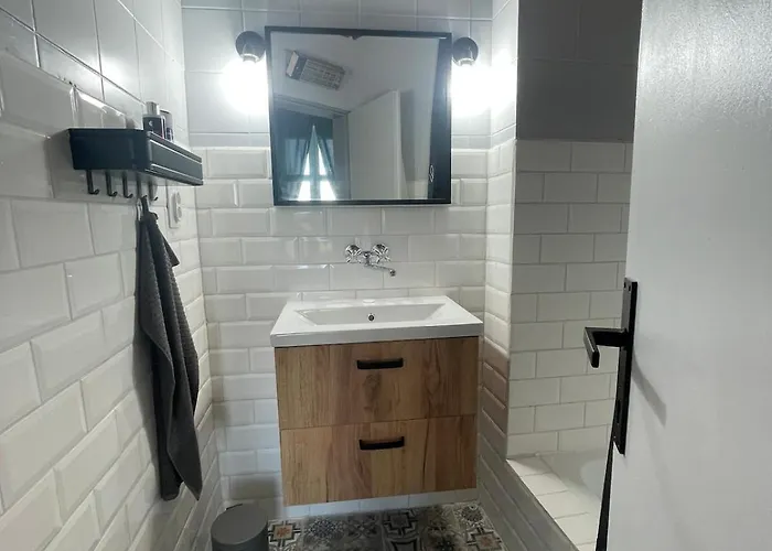 Varady's Large With Private Parking *